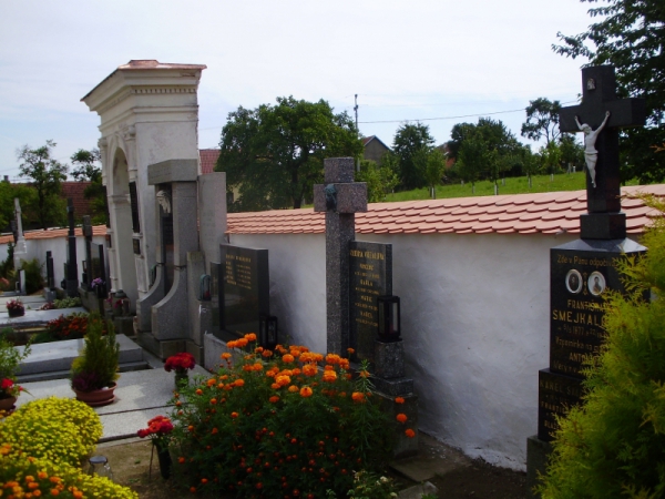 Hřbitovní zeď Krahulov
